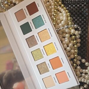 Iconic Beach Babe Eyeshadow Palette